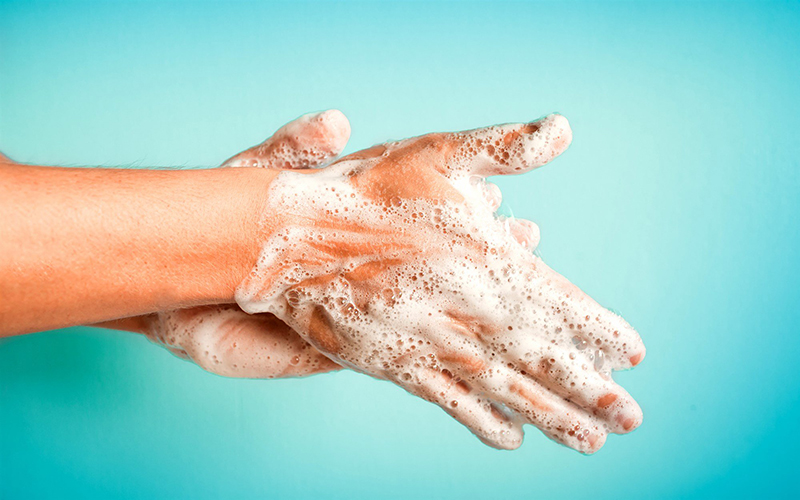 Rửa tay thật sạch bằng xà phòng sau khi ra ngoài hoặc tiếp xúc với người bệnh là biện pháp hàng đầu giúp bảo vệ sức khỏe