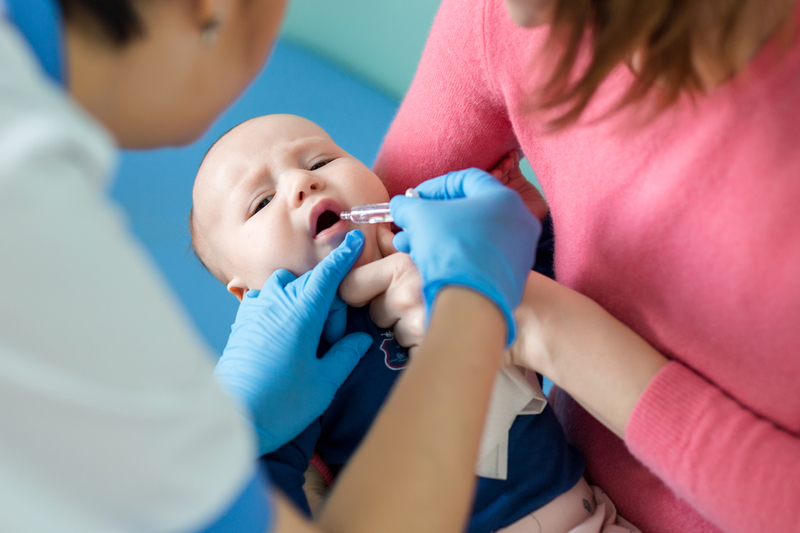 Uống vắc xin phòng tiêu chảy cấp là điều hết sức cần thiết với trẻ