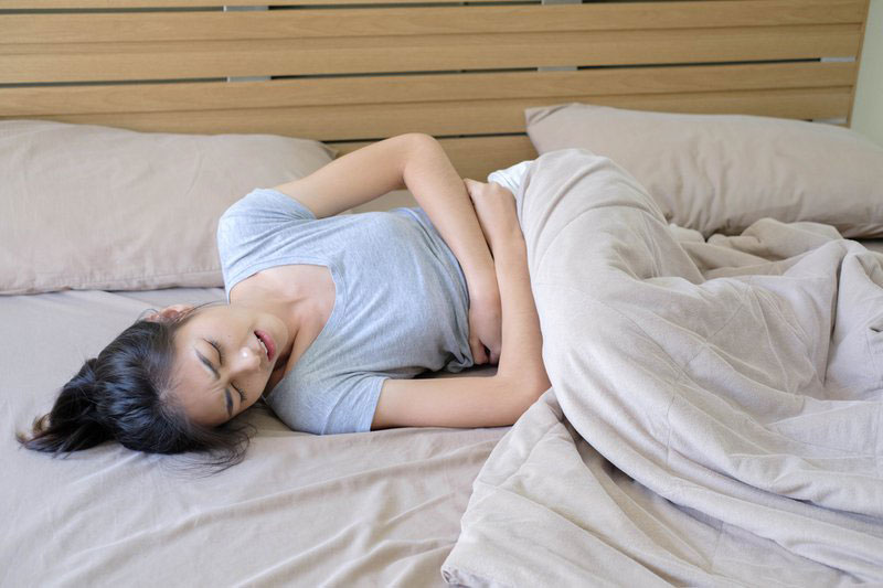 Trước khi hành kinh, nhiều bạn nữ sẽ thấy đau bụng râm ran.