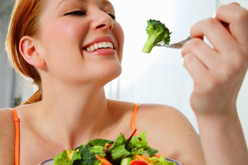 Chế độ ăn nhiều rau xanh, hoa quả giúp cân bằng hormone tuyến giáp