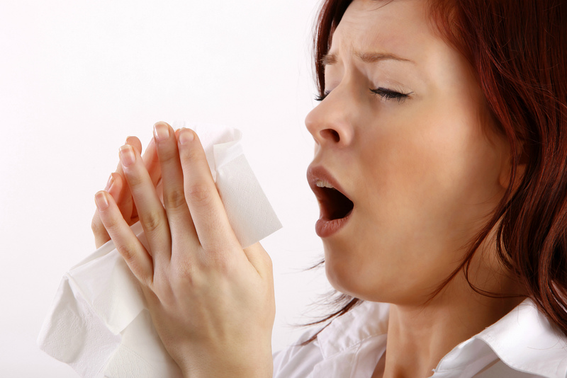 Hắt xì hơi là triệu chứng điển hình của bệnh viêm mũi dị ứng 