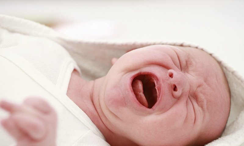 Thở khò khè ở trẻ sơ sinh kèm theo sốt cao báo hiệu tình trạng nguy hiểm