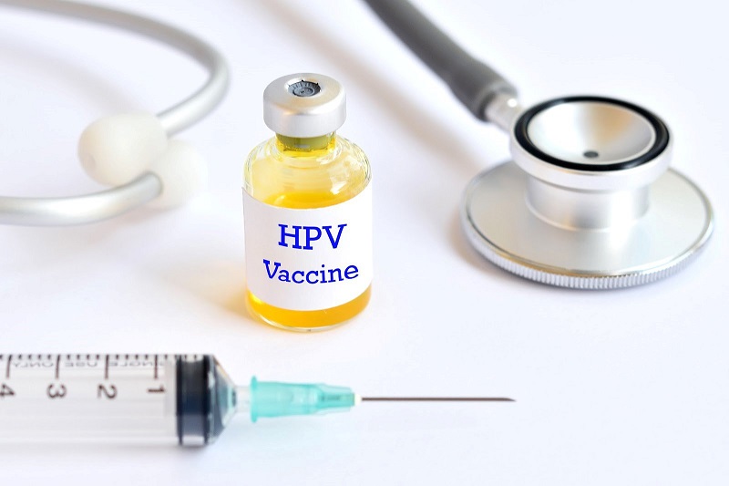 Hình 3: Phụ nữ nên tiêm vắc xin HPV để phòng ngừa ung thư cổ tử cung.