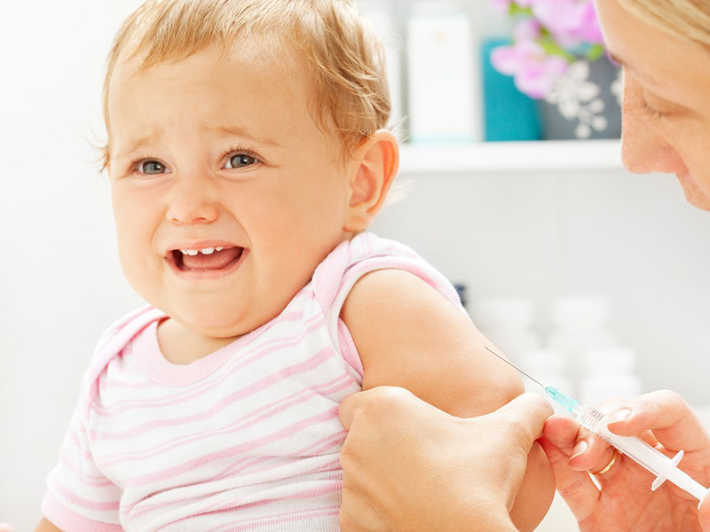 Trẻ bị sốt hoặc dị ứng với bất cứ thành phần nào của thuốc thì không nên tiêm