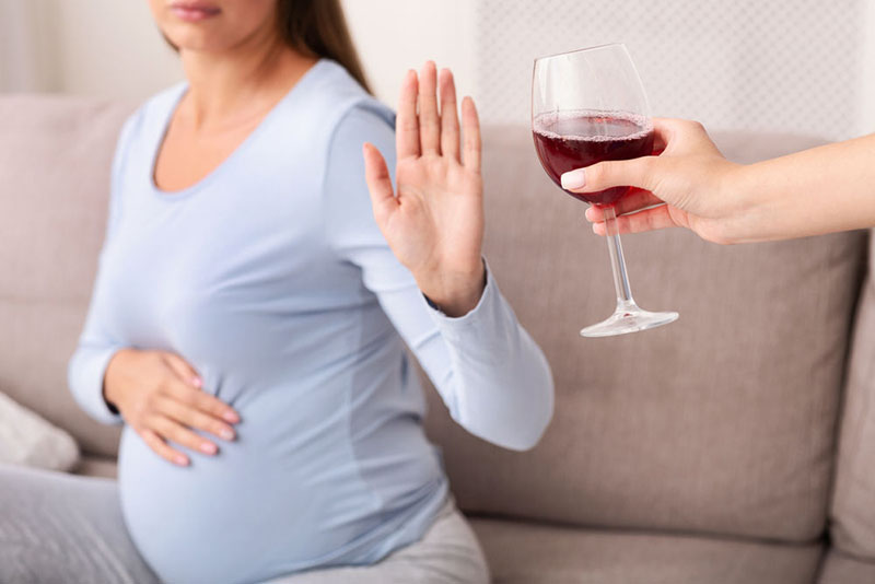 Khi mang thai mẹ bầu nên tránh xa rượu bia thuốc lá