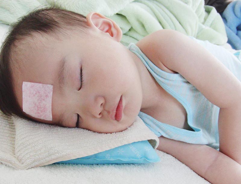 cha mẹ không nên tiêm vắc xin phế cầu khi bé bị sốt