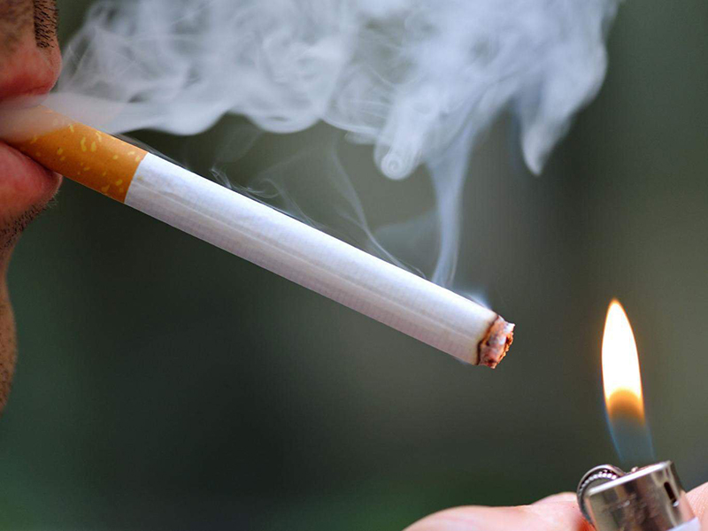 Không hút và tránh xa khói thuốc lá bởi nó có thể khiến tình trạng bệnh nặng hơn