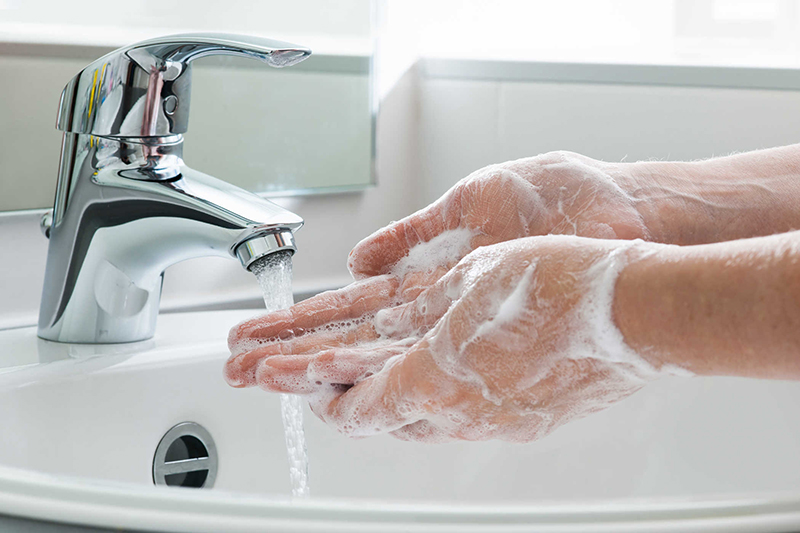 Thường xuyên rửa tay bằng xà phòng hoặc nước vệ sinh có cồn với nước sạch trong tối thiểu 30 giây