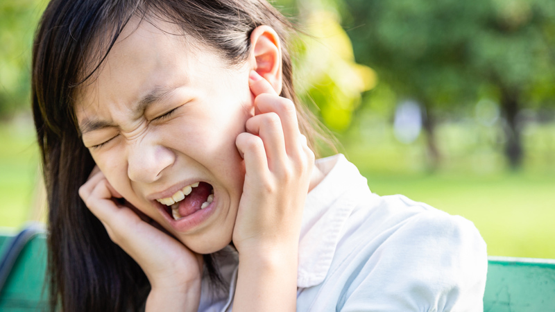 trẻ bị viêm tai giữa có mủ và đau nhức tai