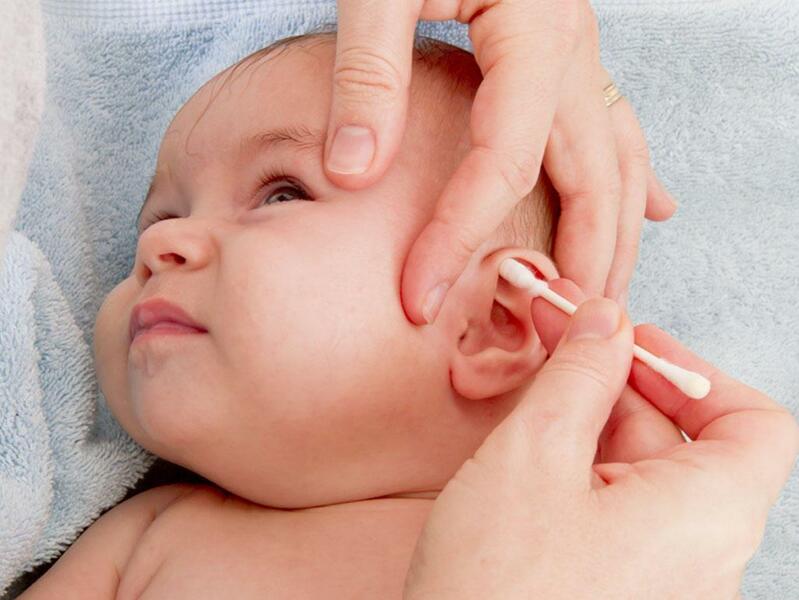 trẻ bị viêm tai giữa có mủ cần được làm sạch tai