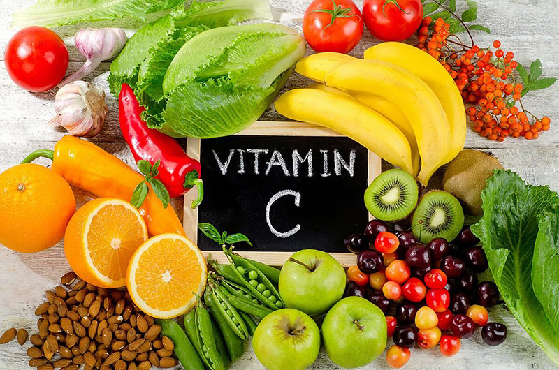 Tăng sức đề kháng bằng cách ăn nhiều rau xanh và trái cây chứa vitamin C
