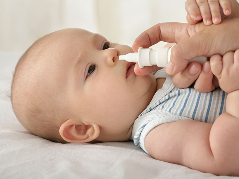 Mẹ có thể nhỏ nước muối sinh lý cho trẻ để thông mũi nếu bé cảm thấy khó ăn khi ăn do nghẹt mũi