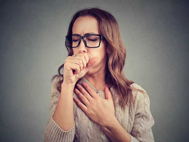 Bệnh nhân mắc bệnh ở mức độ mạn tính có thể bị đau họng và khàn giọng vì ho quá nhiều