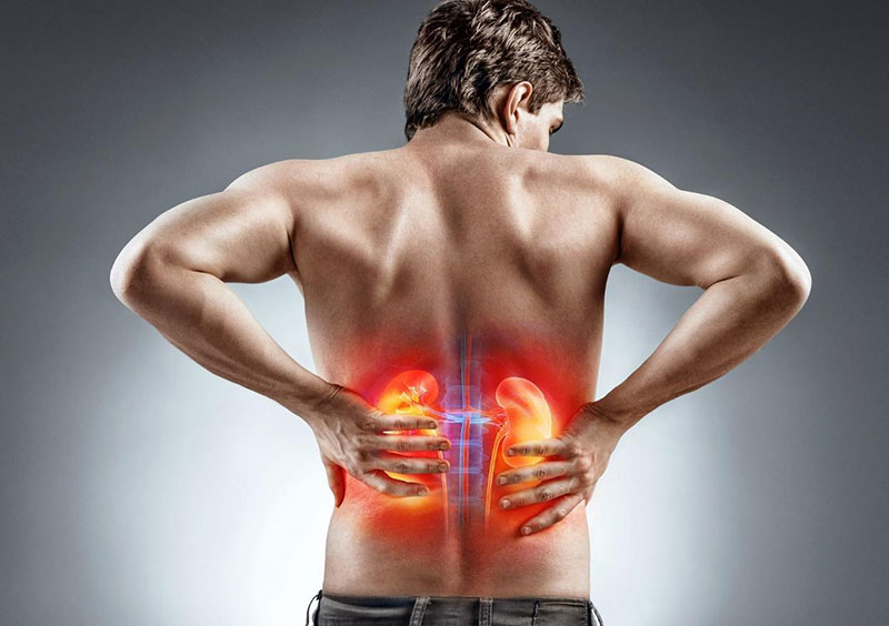 Đau lưng và hai bên hông là biểu hiện thường gặp ở bệnh nhân mắc các vấn đề liên quan đến thận