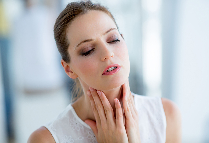 Đau nhức kéo dài tại cổ họng gây ảnh hưởng lớn đến sinh hoạt và ăn uống của người bệnh