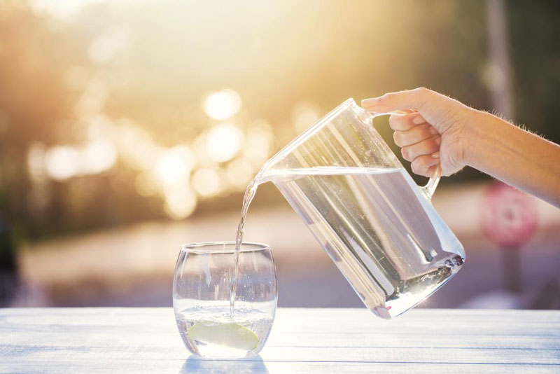 Việc bổ sung đầy đủ lượng nước mỗi ngày giúp đào thải chất độc dễ dàng hơn và tránh hình thành sỏi mật
