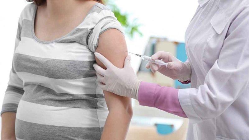 Phụ nữ mang thai là đối tượng cần tiêm phòng vắc xin