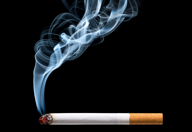 Khói thuốc lá có thể là tác nhân gây ra ho khan kéo dài