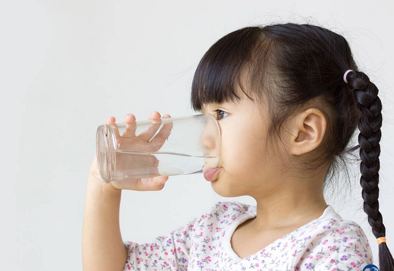 Uống nước nước giúp trẻ mau hạ sốt