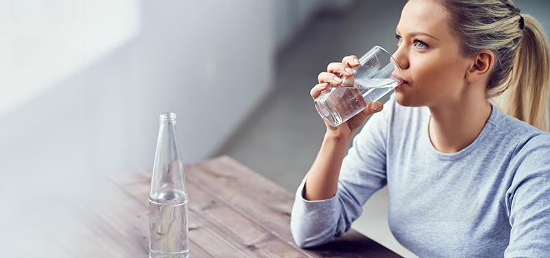 Uống đủ nước là cách giảm nguy cơ bị viêm nhiễm niệu đạo