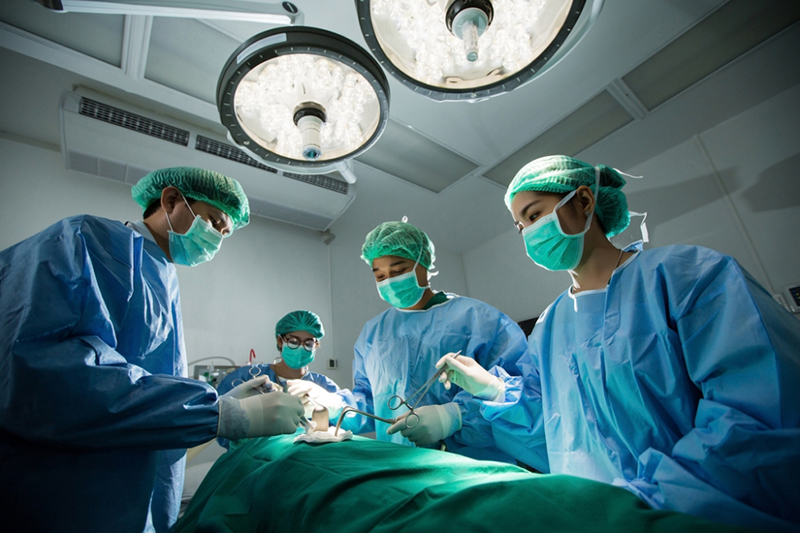 Tiến hành phẫu thuật đối với bệnh nhân được chẩn đoán là thoái hóa phần chỏm của xương đùi