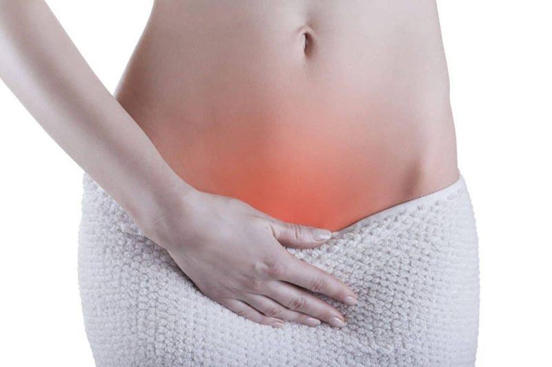 Đau thắt vùng xương chậu và bụng dưới là dấu hiệu phổ biến của viêm đường tiết niệu sau sinh