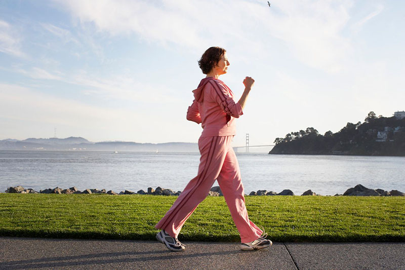 Đi bộ là hoạt động thể chất đơn giản nhất dành cho người bị gai cột sống