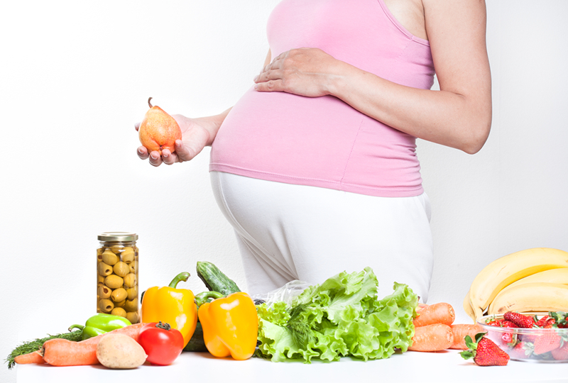 Chế độ ăn uống hợp lý sẽ giúp mẹ bầu tăng sức đề kháng để bảo vệ bản thân và thai nhi