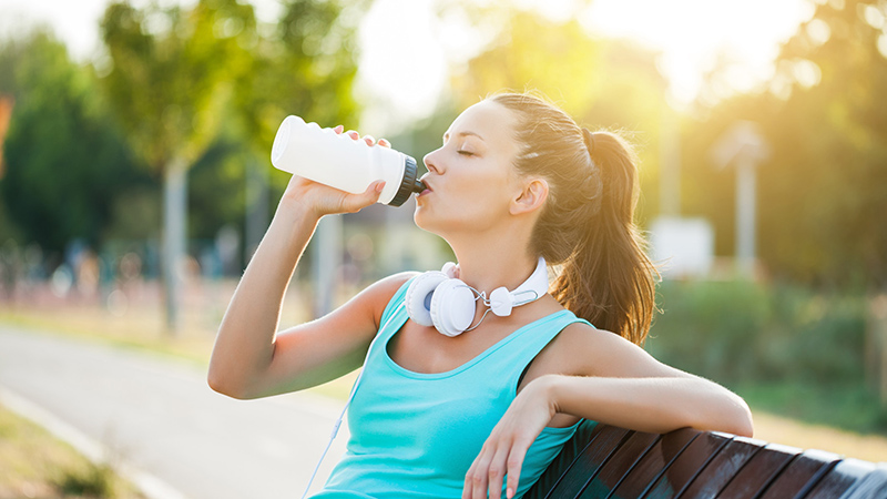 Uống nước để thanh lọc cơ thể, đào thải độc tố là cách chăm sóc bệnh hiệu quả tại nhà