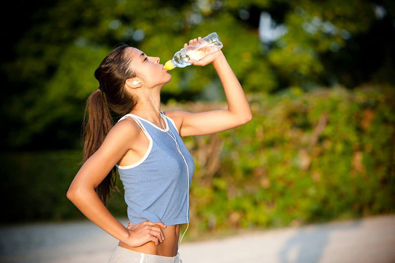 Uống đủ nước mỗi ngày giúp ngăn ngừa hiệu quả những cơn đau nhức ở cơ