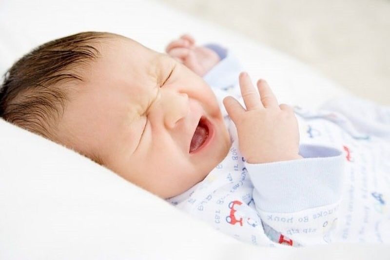 viêm da cơ địa ở trẻ sơ sinh khiến trẻ đau đớn quấy khóc