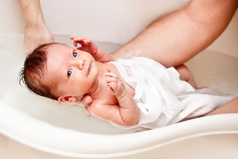 Hạn chế dùng chất tẩy rửa gây khô và kích ứng da cho bé