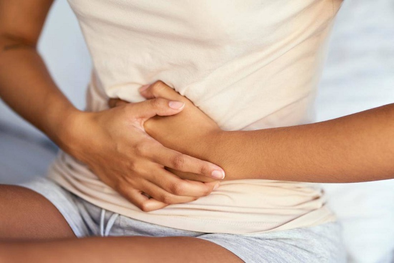 Đau bụng, đau lưng dưới cũng là biểu hiện của u xơ tử cung