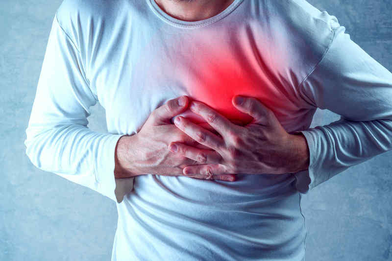 Đau ngực do thiếu máu cơ tim thường xảy ra khi làm việc gắng sức