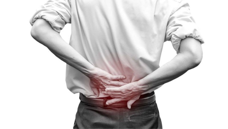 Triệu chứng điển hình nhất của bệnh là đau, cứng khớp ở lưng dưới, hông