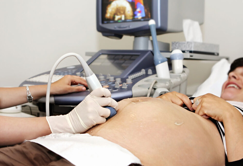 Các sản phụ cần khám thai định kỳ để kịp thời có những biện pháp đưa thai quá ngày ra ngoài