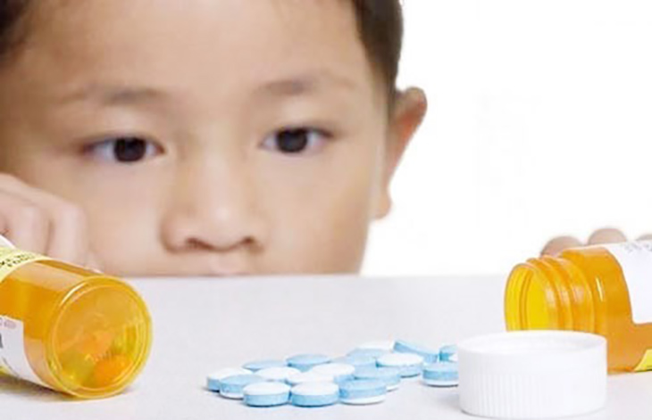 Cha mẹ không nên để con tự ý dùng thuốc vì có thể gây nguy hiểm cho trẻ khi dùng quá liều lượng.