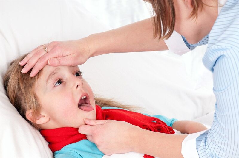 Cần đưa trẻ đến bệnh viện nếu có dấu hiệu biến chứng sau cắt amidan