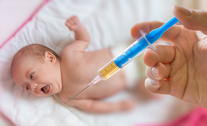 Trẻ có thể sốt nhẹ hoặc phản ứng sau khi tiêm