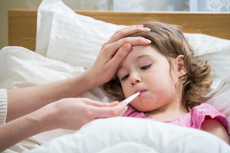 Khi chăm sóc trẻ bị bệnh cúm cần thường xuyên theo dõi nhiệt độ, nếu sốt cao kéo dài không đáp ứng thuốc hạ sốt cần đến viện ngay