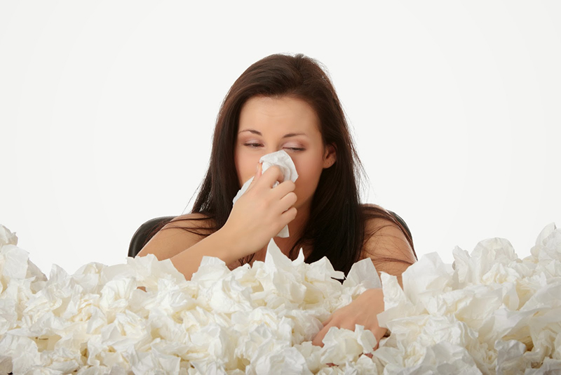Người bị dị ứng nước hoa có thể gặp các triệu chứng đau đầu, khó thở, hắt hơi, chảy nước mũi,…