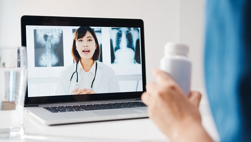 Người bệnh có thể sử dụng máy tính bảng để “gặp” bác sĩ từ xa ngay tại nhà