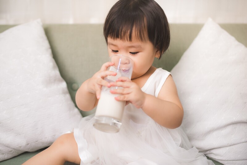 Trẻ từ 2 - 4 tuổi nên uống đủ sữa để phát triển toàn diện