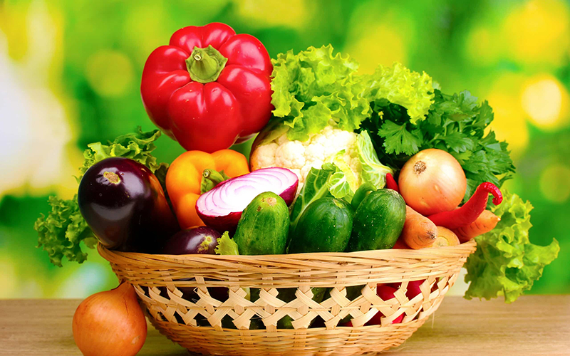 Rau xanh và trái cây là thực phẩm không thể thiếu trong khẩu phần ăn uống của người mắc bệnh lý về cơ, xương khớp