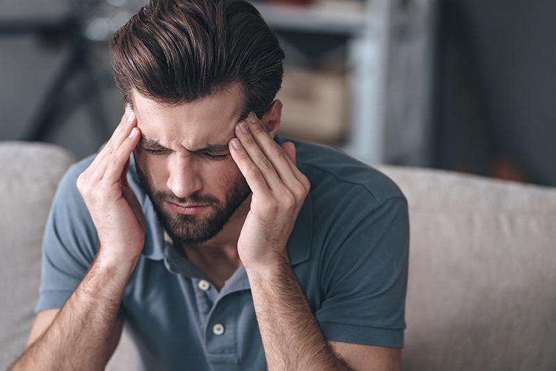 Đau đầu là một trong những triệu chứng thường gặp ở nam giới 
