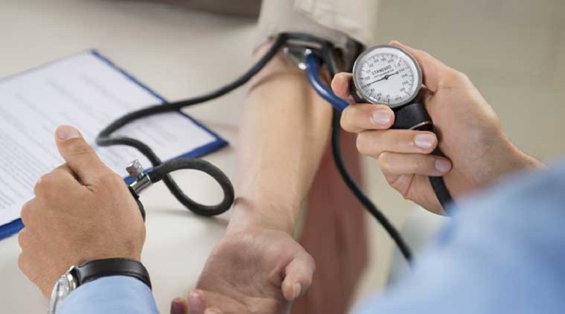 Theo dõi huyết áp thường xuyên để kiểm thời xử lý khi xảy ra bất thường