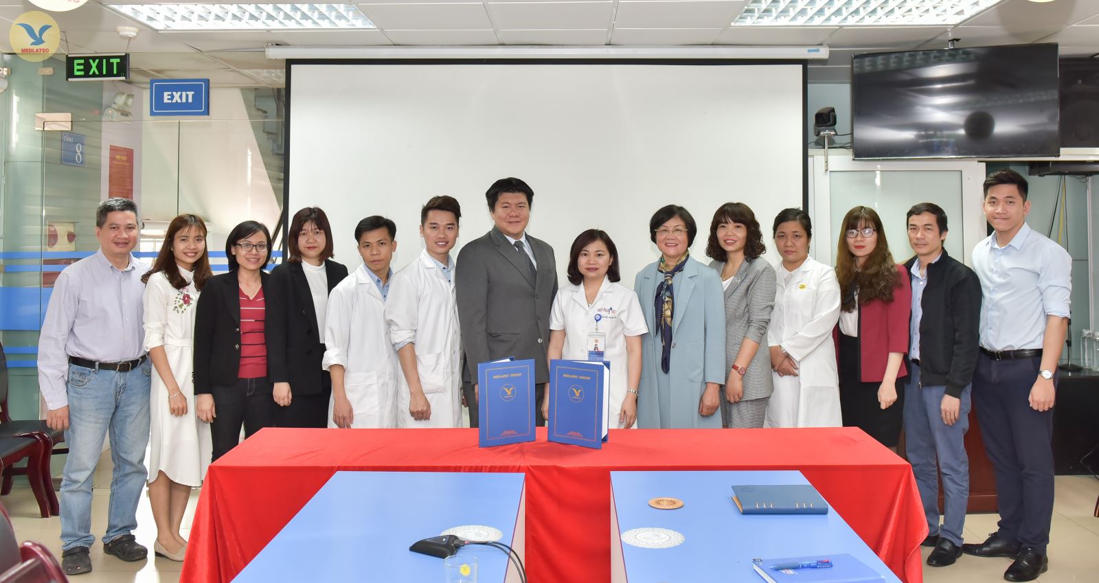 Đại diện Cán bộ dự án FIT Việt Nam và Cán bộ Bệnh viện Đa khoa MEDLATEC chụp ảnh lưu niệm