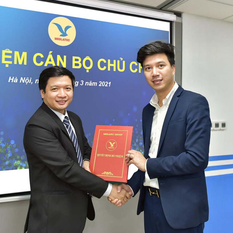 ThS.BSNT Đào Danh Vĩnh (bìa trái) nhận trao quyết GĐ Trung tâm Chẩn đoán hình ảnh, BVĐK MEDLATEC từ TGĐ Nguyễn Trí Anh