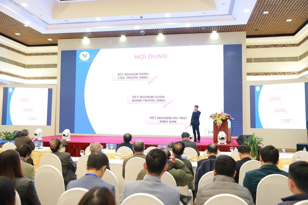 ThS. BSNT Nguyễn Bá Sơn – Trưởng phòng Di truyền, Bệnh viện Đa khoa MEDLATEC báo cáo về ưu điểm sàng lọc trước sinh NIPT tại hội nghị khoa học 