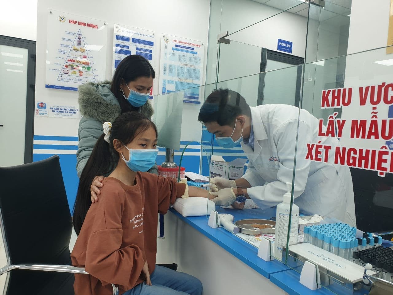 Người dân xét nghiệm sàng lọc bệnh Thalassemia tại MEDLATEC Quảng Bình